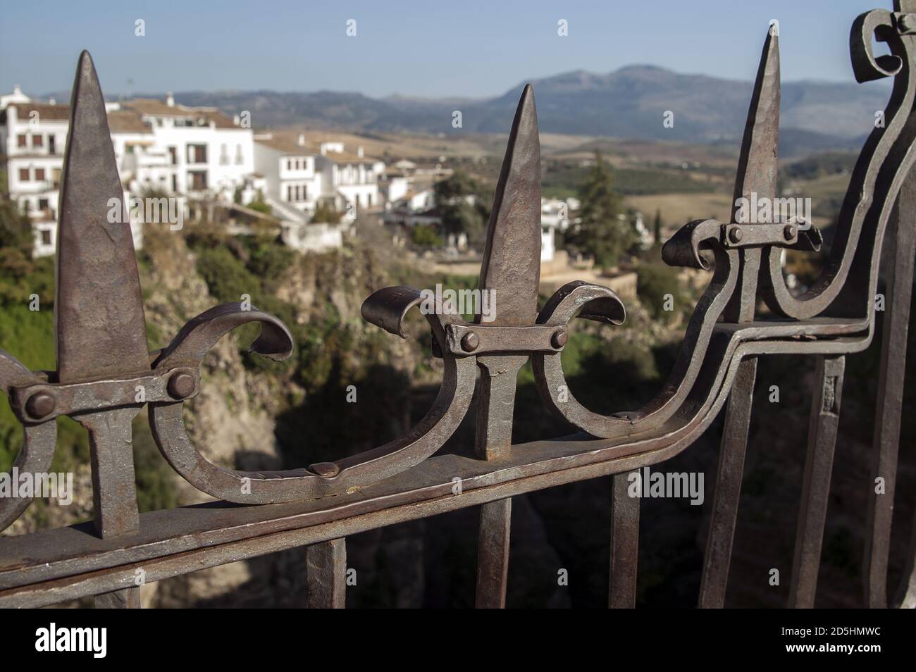 Ronda, España, Hiszpania, Spagna, Spanien; un frammento di una recinzione in ferro battuto. Un fragmento de una valla de hierro forjado. 鐵鍛造的籬芭的片段。 Foto Stock