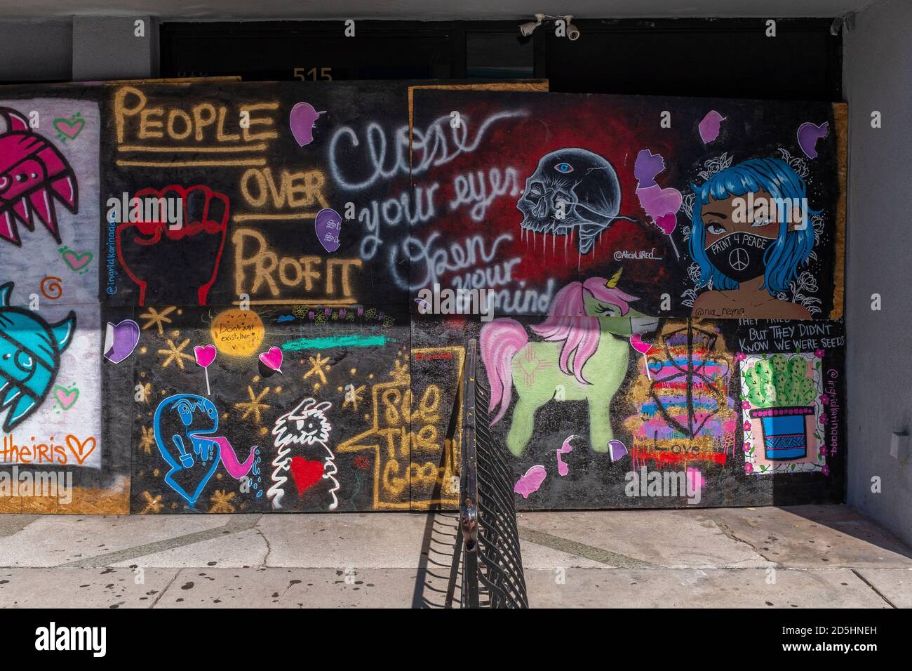 Arte di protesta a bordo su storefronts: Central Avenue (Rt.66) nel centro di Albuquerque, New Mexico Foto Stock
