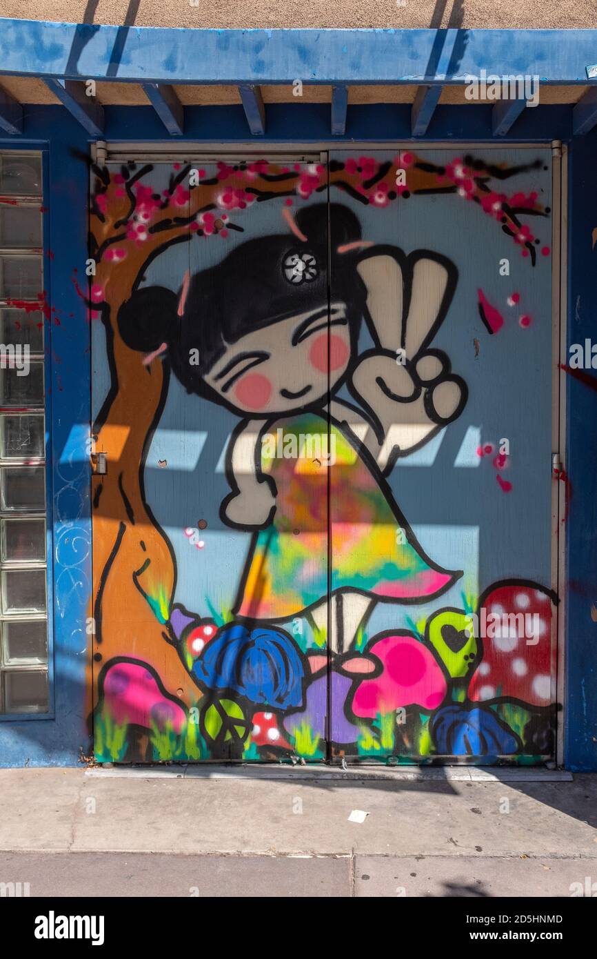 Arte di protesta a bordo su storefronts: Central Avenue (Rt.66) nel centro di Albuquerque, New Mexico Foto Stock