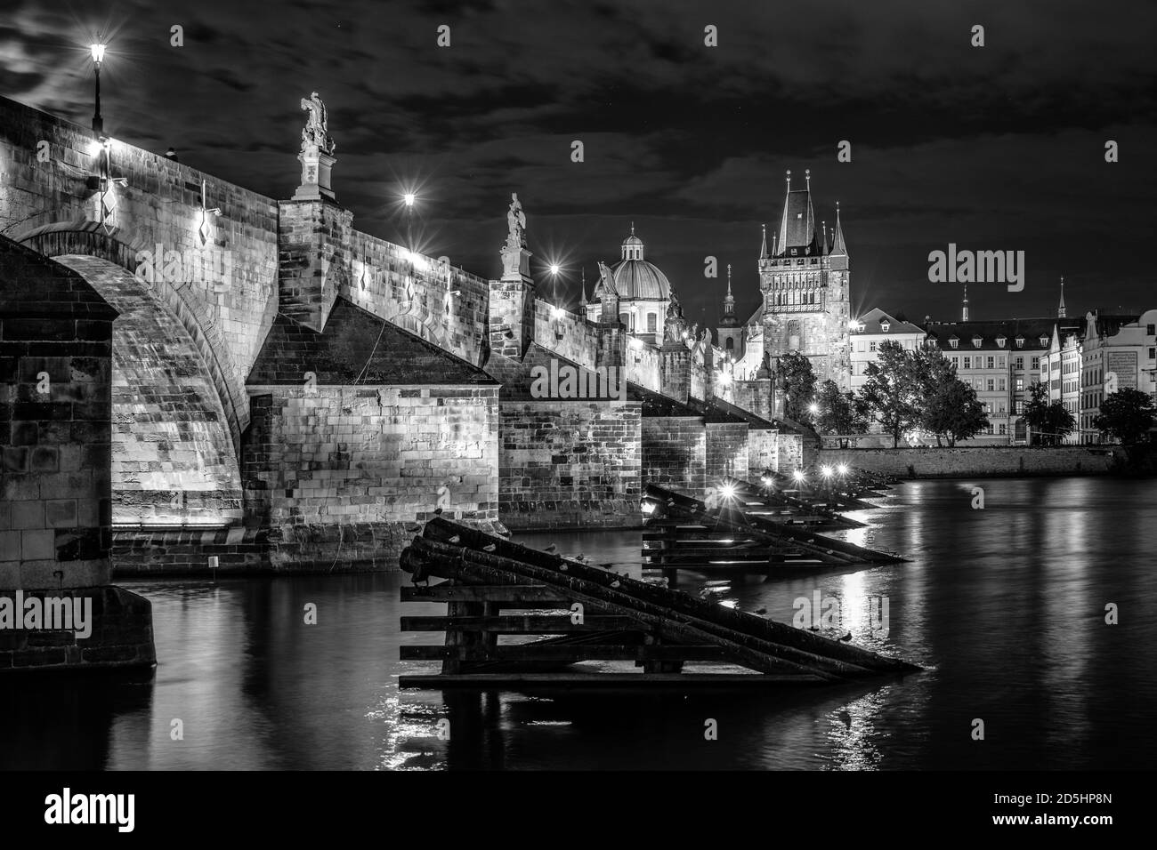 Ponte Carlo e fiume Moldava di notte. Praga, Repubblica Ceca. Immagine in bianco e nero. Foto Stock