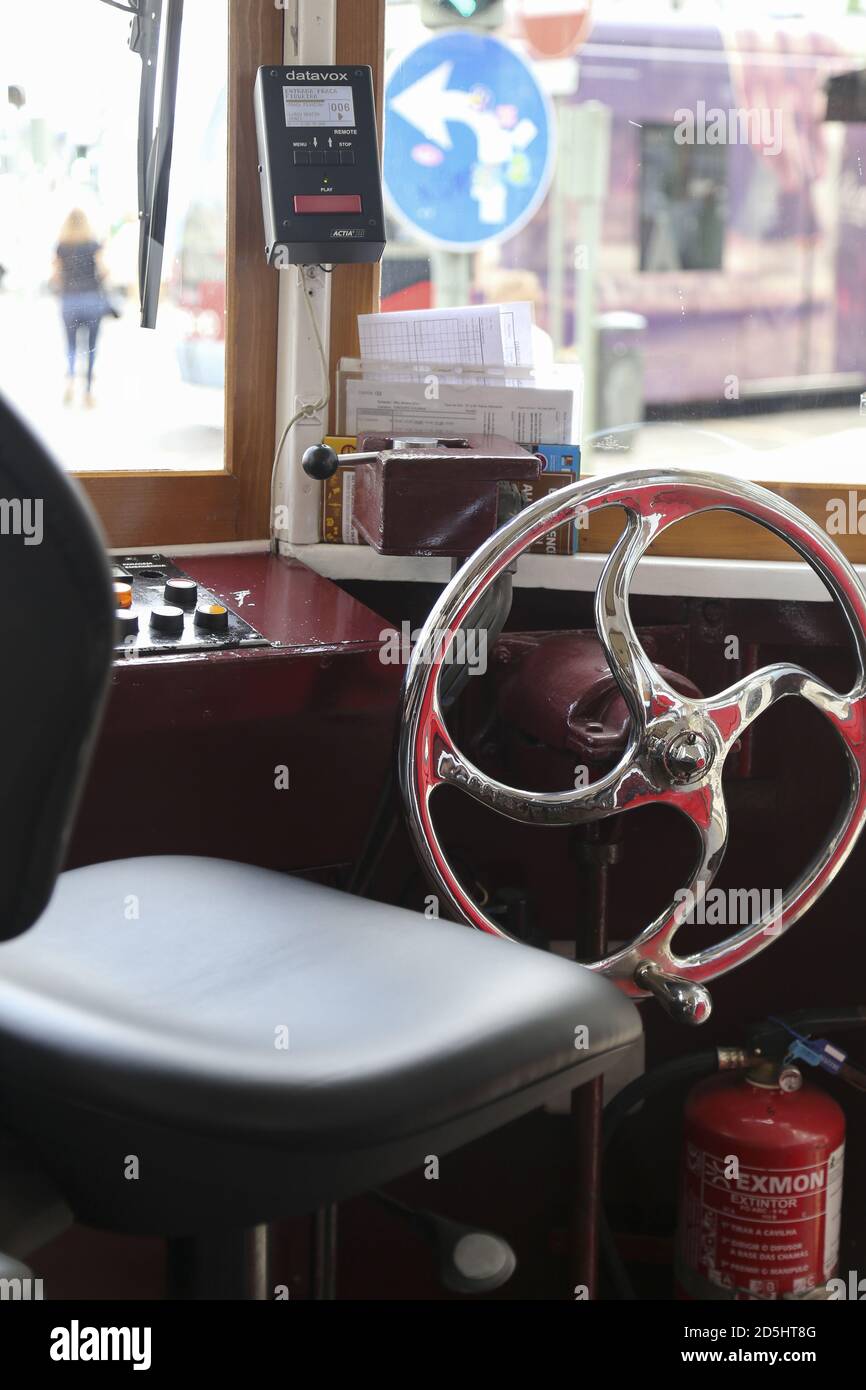 LISBONA, PORTOGALLO - 25 agosto 2020: All'interno di un vecchio tram rosso e marrone per le strade di Lisbona. Foto Stock