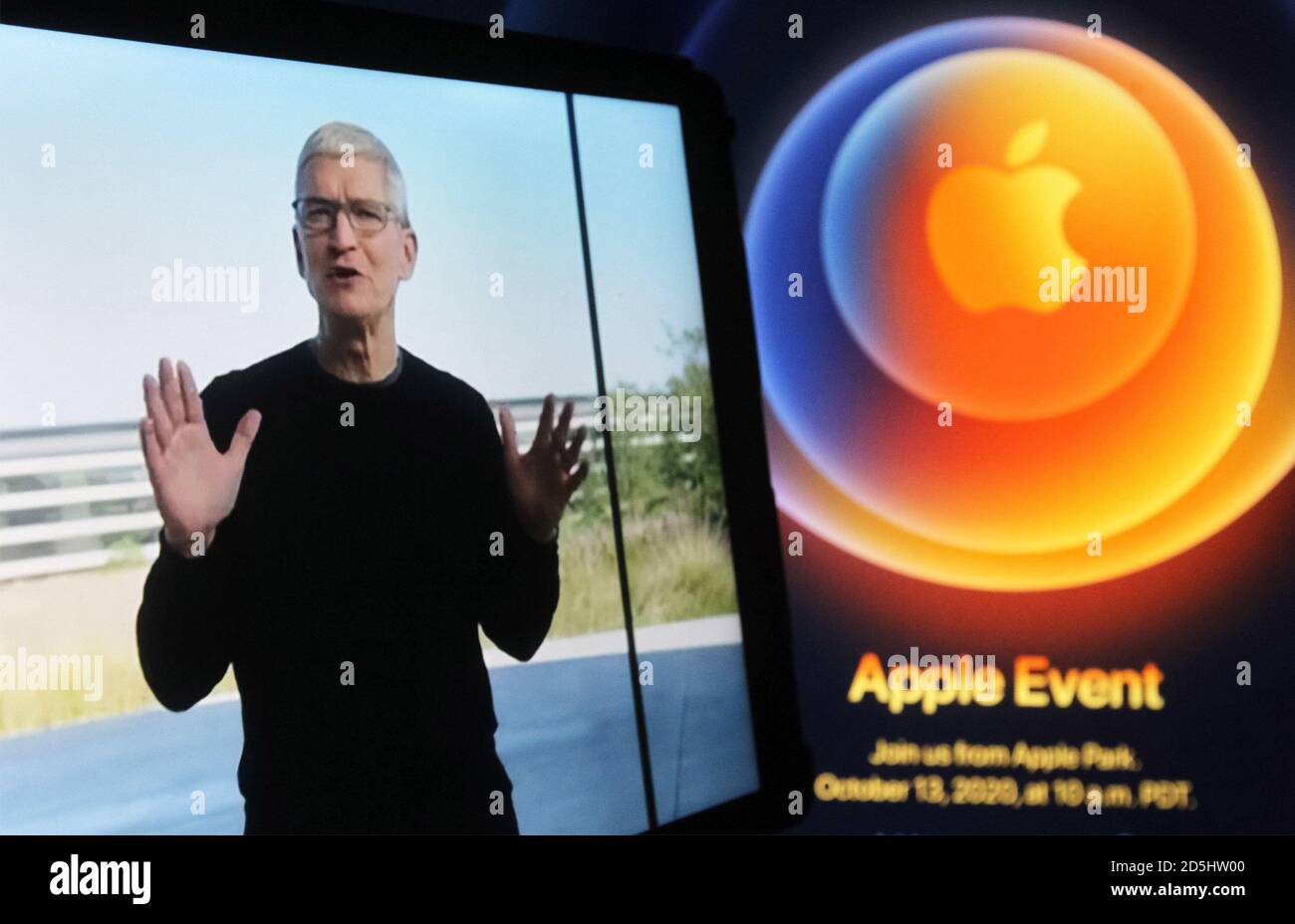 Il CEO Tim Cook viene visualizzato sullo schermo di un iPad durante l'evento Apple. Foto Stock