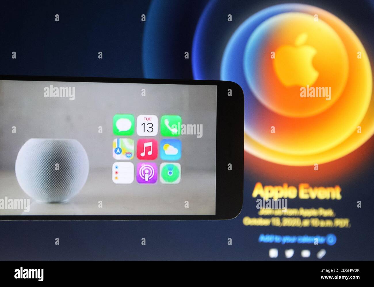 In questa illustrazione fotografica il nuovo HomePod Mini viene visualizzato sullo schermo di uno smartphone. Foto Stock