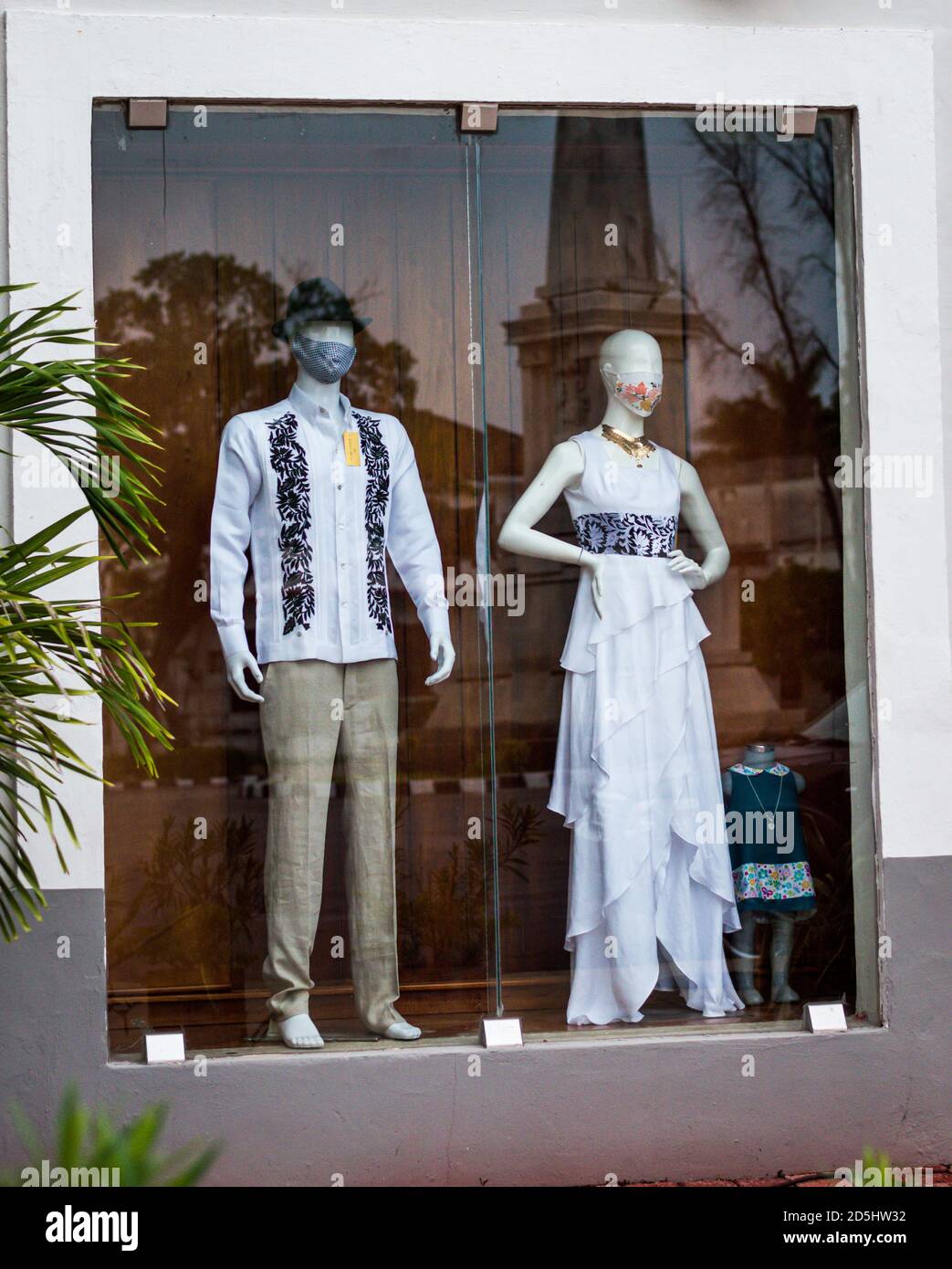 Covid 19 Pandemic in Messico, nuove tendenze normali. Boutique a Merida, Yucatan, manichini che indossano moda messicana e maschere viso in una zona turistica. Foto Stock