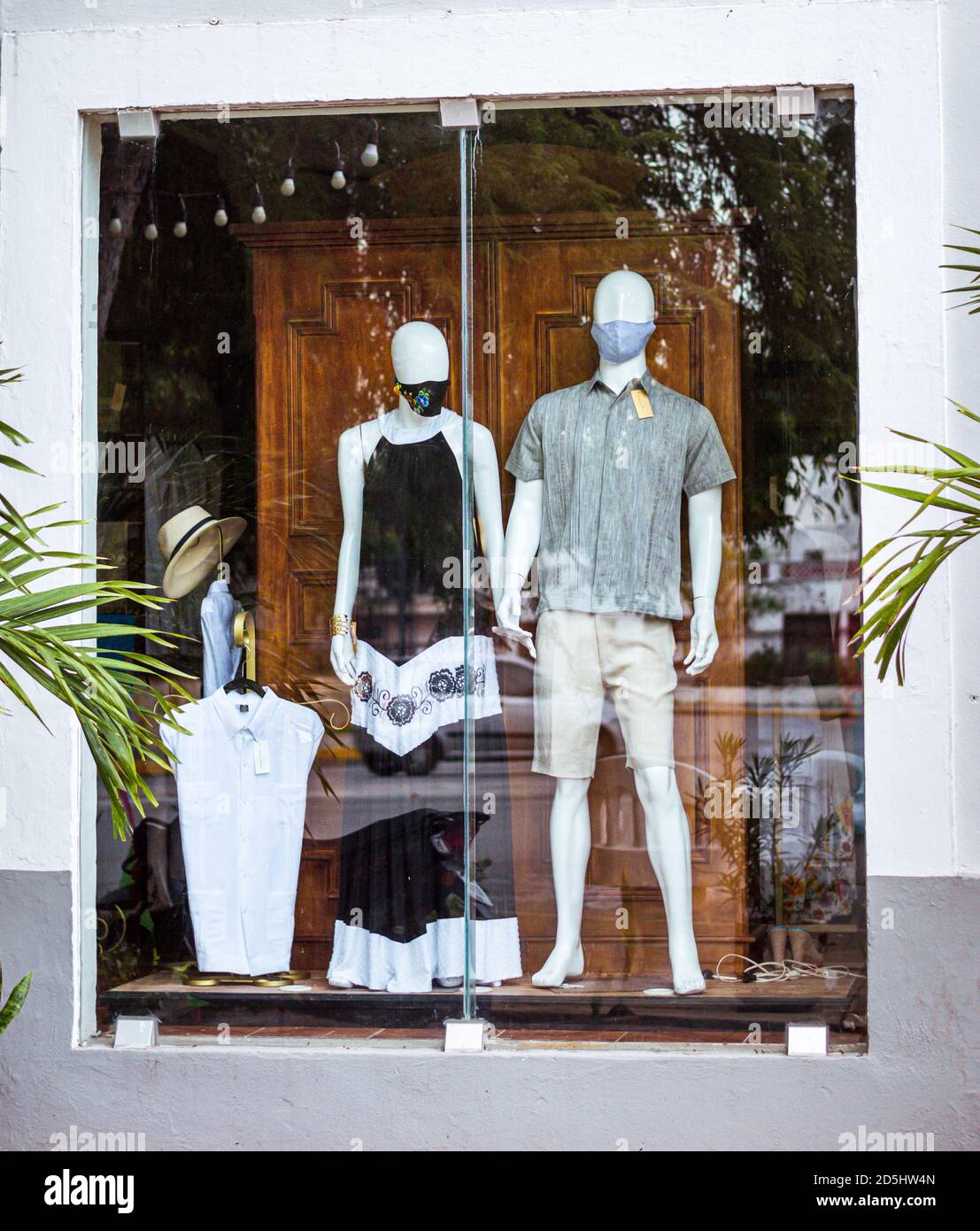 Covid 19 Pandemic in Messico, nuove tendenze normali. Boutique a Merida, Yucatan, manichini che indossano moda messicana e maschere viso in una zona turistica. Foto Stock