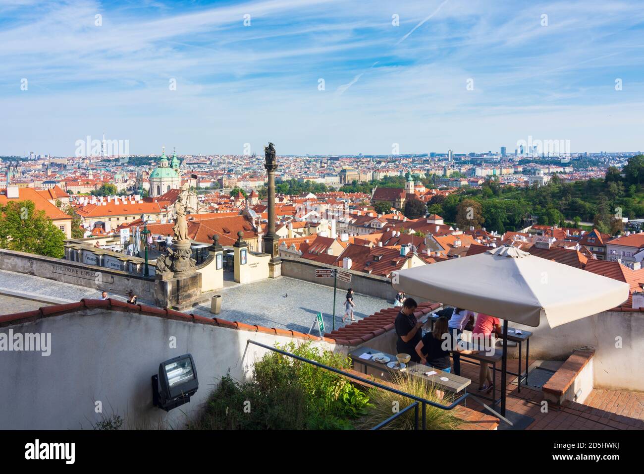 Praha: Vista dal Castello di Praga alla colonna Panna Marie Einsiedenska, Chiesa di San Nicola, centro città, ristorante Kuchyn a Hradcany, quartiere del Castello, P. Foto Stock
