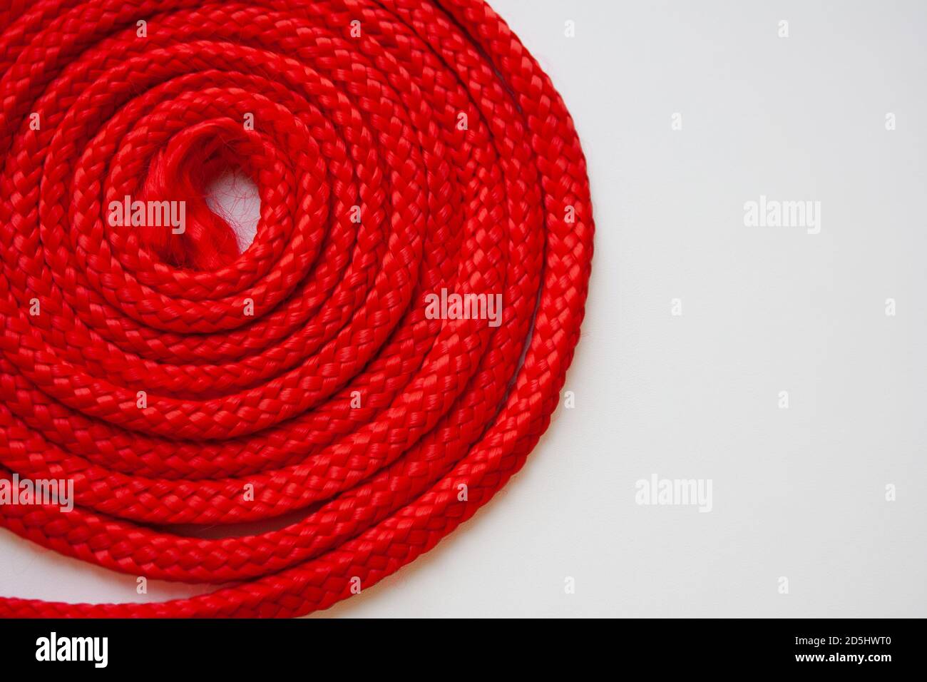 Dettaglio del rullo del cavo rosso con struttura isolata su sfondo bianco Foto Stock