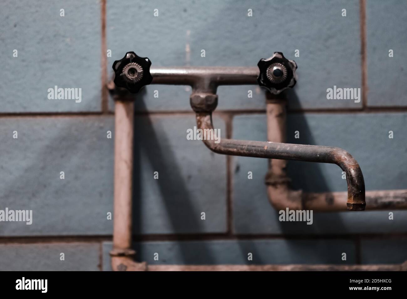 Colpo di primo piano di vecchi tubi dell'acqua arrugginiti Foto Stock