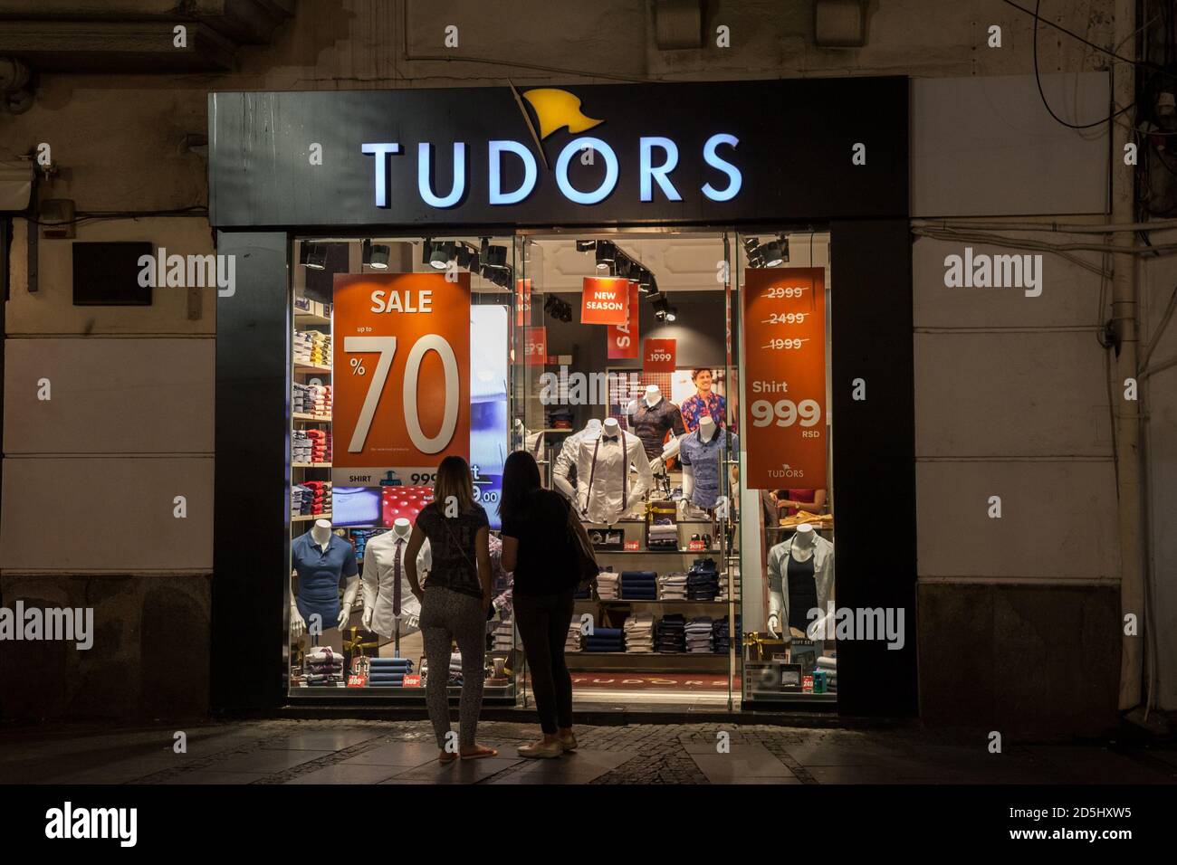 BELGRADO SERBIA 10 LUGLIO 2018 Logo Tudors di fronte al loro