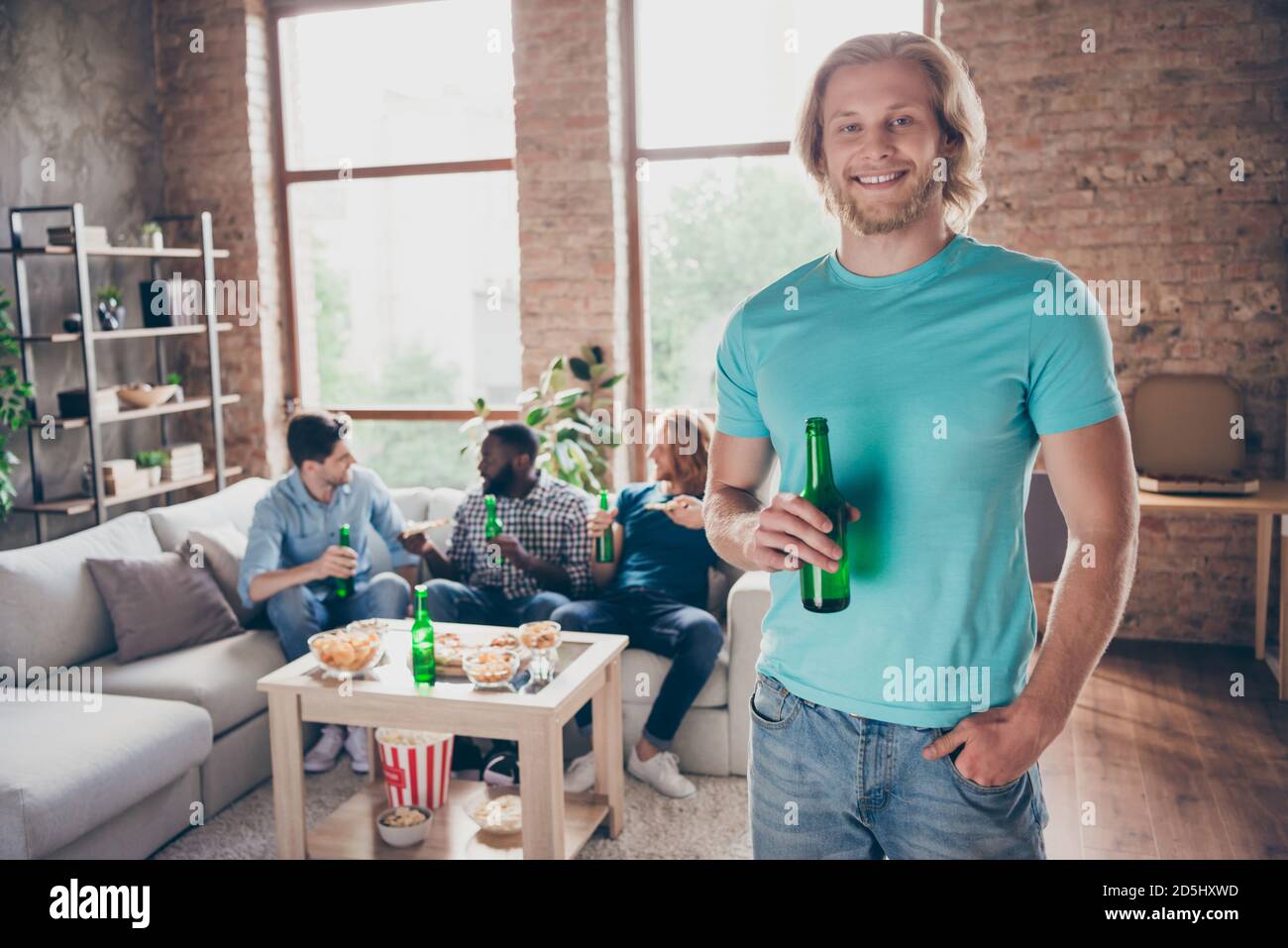 Ritratto di quattro simpatici e simpatici incontri di ragazzi divertirsi trascorrendo del tempo libero bevendo birra artigianale lager accogliente comfort at Foto Stock