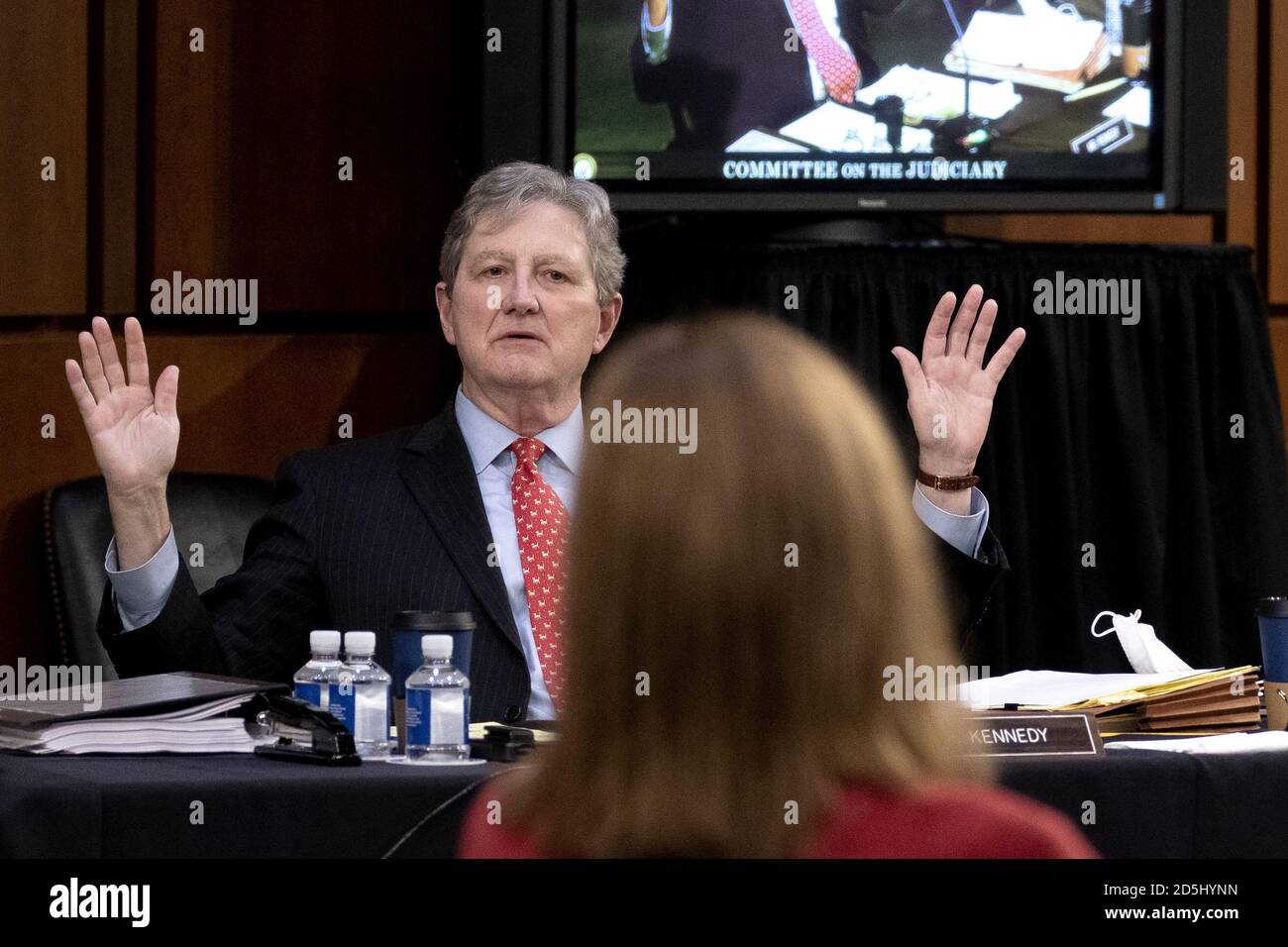 Washington, Stati Uniti. 13 ottobre 2020. Il senatore John Kennedy, R-LA, parla durante un'audizione di conferma del Comitato giudiziario del Senato del candidato della Corte Suprema Amy Coney Barrett Washington, DC martedì 13 ottobre 2020. Foto in piscina di Stefani Reynolds/UPI Credit: UPI/Alamy Live News Foto Stock