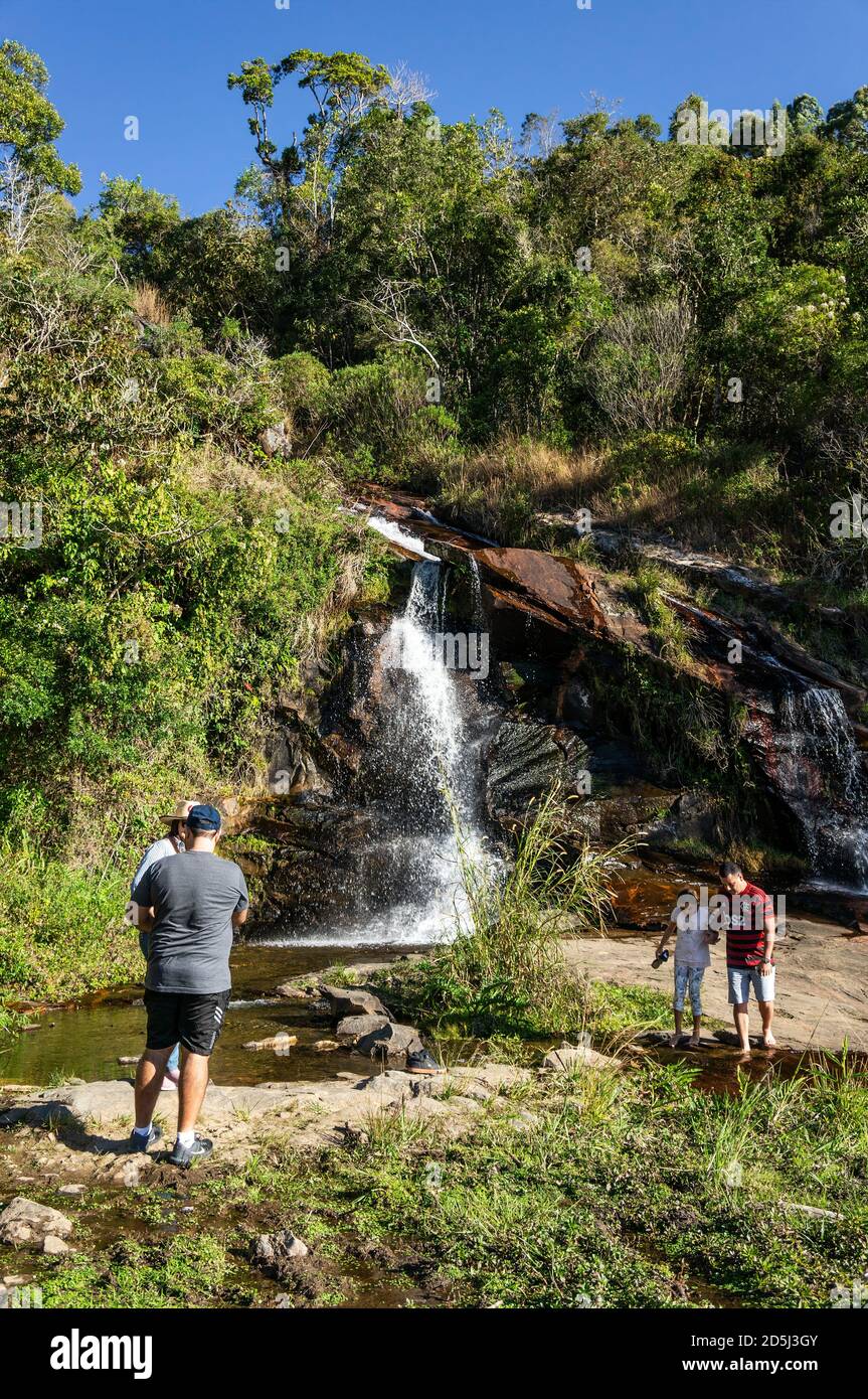 La cascata di Mato Limpo è visitata dai turisti. Si tratta di una cascata lungo la strada situata ai margini di Salvador Pinetti nel quartiere di Cunha. Foto Stock
