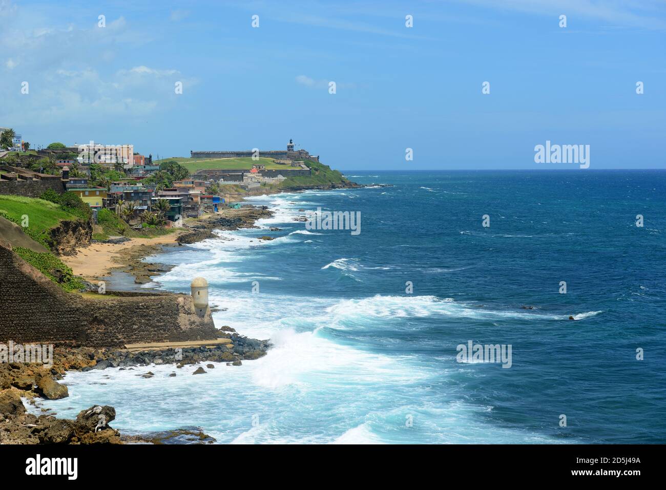 San Juan Castillo San Felipe del Morro El Morro e Old San Juan skyline sul mare. Da Castillo de San Cristobal, San Juan, Puerto Rico. Foto Stock