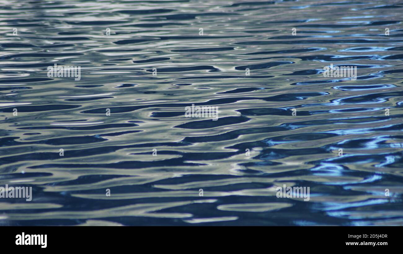 Foto a fuoco profondo dell'acqua blu increspata adatta come sfondo. Foto Stock
