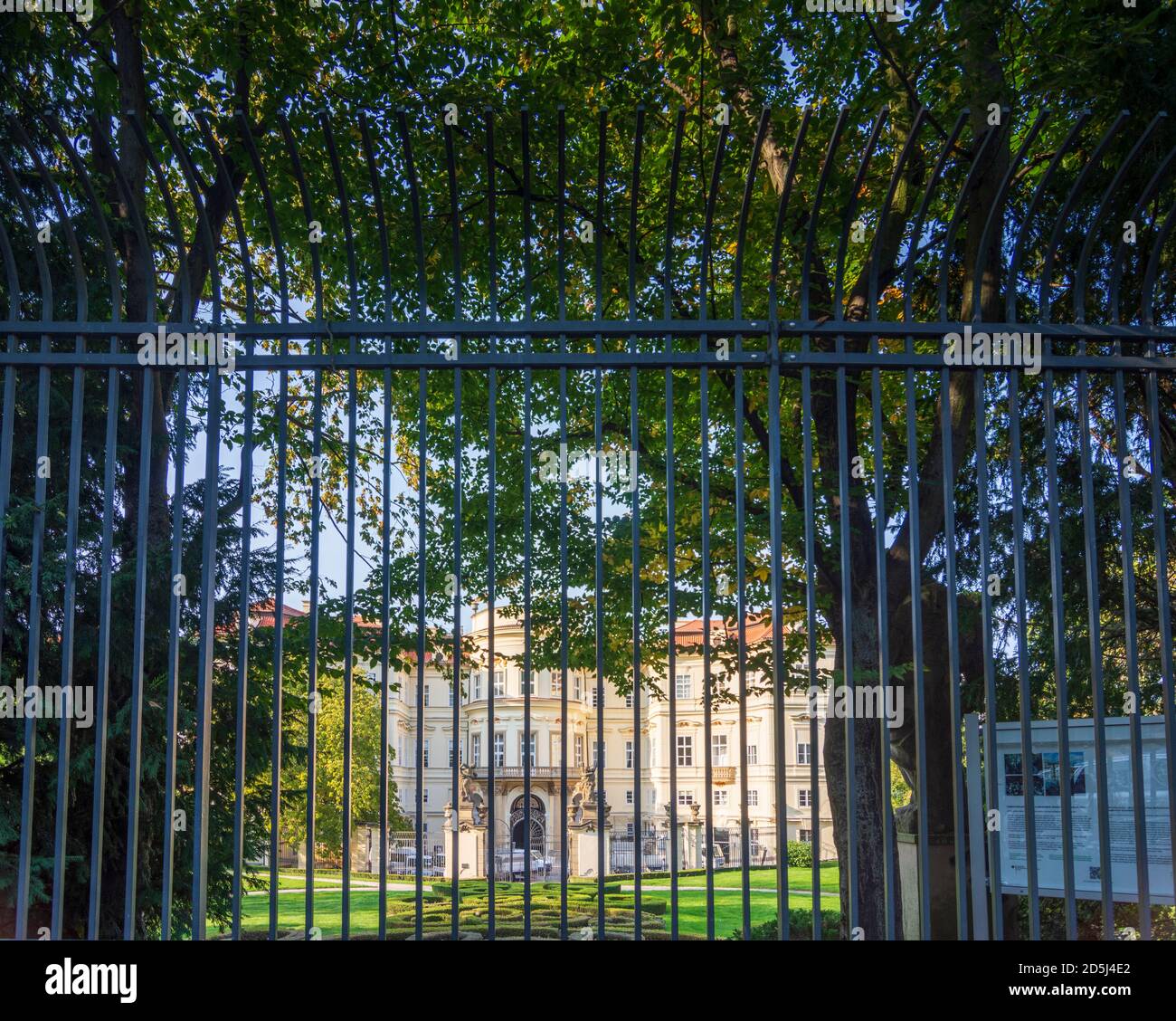 Praha: Palazzo del Palais Lobkowicz, oggi Ambasciata della Germania, recinzione in giardino in cui i rifugiati della Germania dell'Est stavano campeggiando a Mala Strana, Città minore, Foto Stock