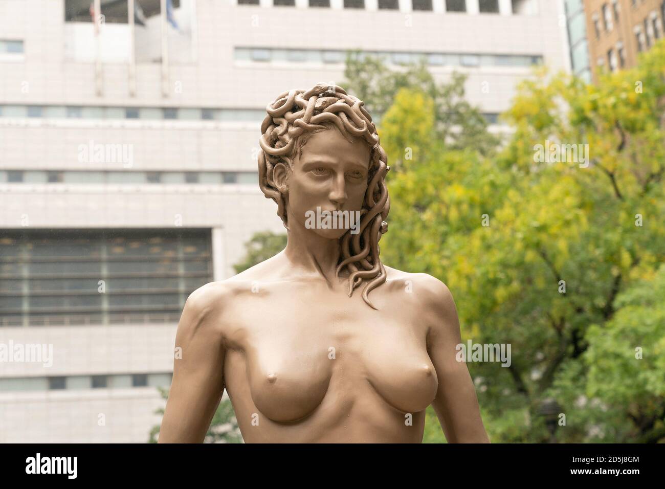 New York, Stati Uniti. 13 ottobre 2020. Vista di Medusa con la scultura del Capo di Perseo (MWTH) svelata nel Collect Pond Park in onore del movimento 'Me Too'. La scultura inverte la narrazione del mito di Medusa, ritrattandola in un momento di difesa somberly potenziata. Nel mito Medusa è lei stessa colpevole e punita per il delitto di cui era vittima. La Dea Athena bandisce e maledizione Medusa con una testa mostruosa di serpenti e uno sguardo che trasforma gli uomini in pietra. Credit: Pacific Press Media Production Corp./Alamy Live News Foto Stock