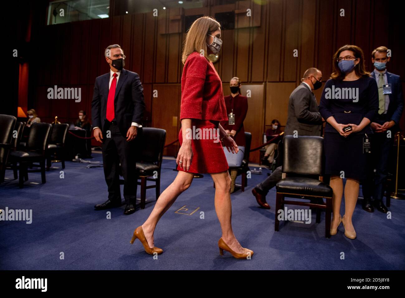 Washington, Stati Uniti d'America. 13 ottobre 2020. Il giudice Amy Coney Barrett lascia il tavolo dei testimoni durante il secondo giorno delle sue audizioni di conferma dinanzi al Comitato giudiziario del Senato degli Stati Uniti sulla sua nomina a Giustizia associata della Corte Suprema in sostituzione del defunto giudice Ruth Bader Ginsburg a Washington, DC martedì 13 ottobre, 2020.Credit: Hilary Swift/Pool via CNP | Usage worldwide Credit: dpa/Alamy Live News Foto Stock