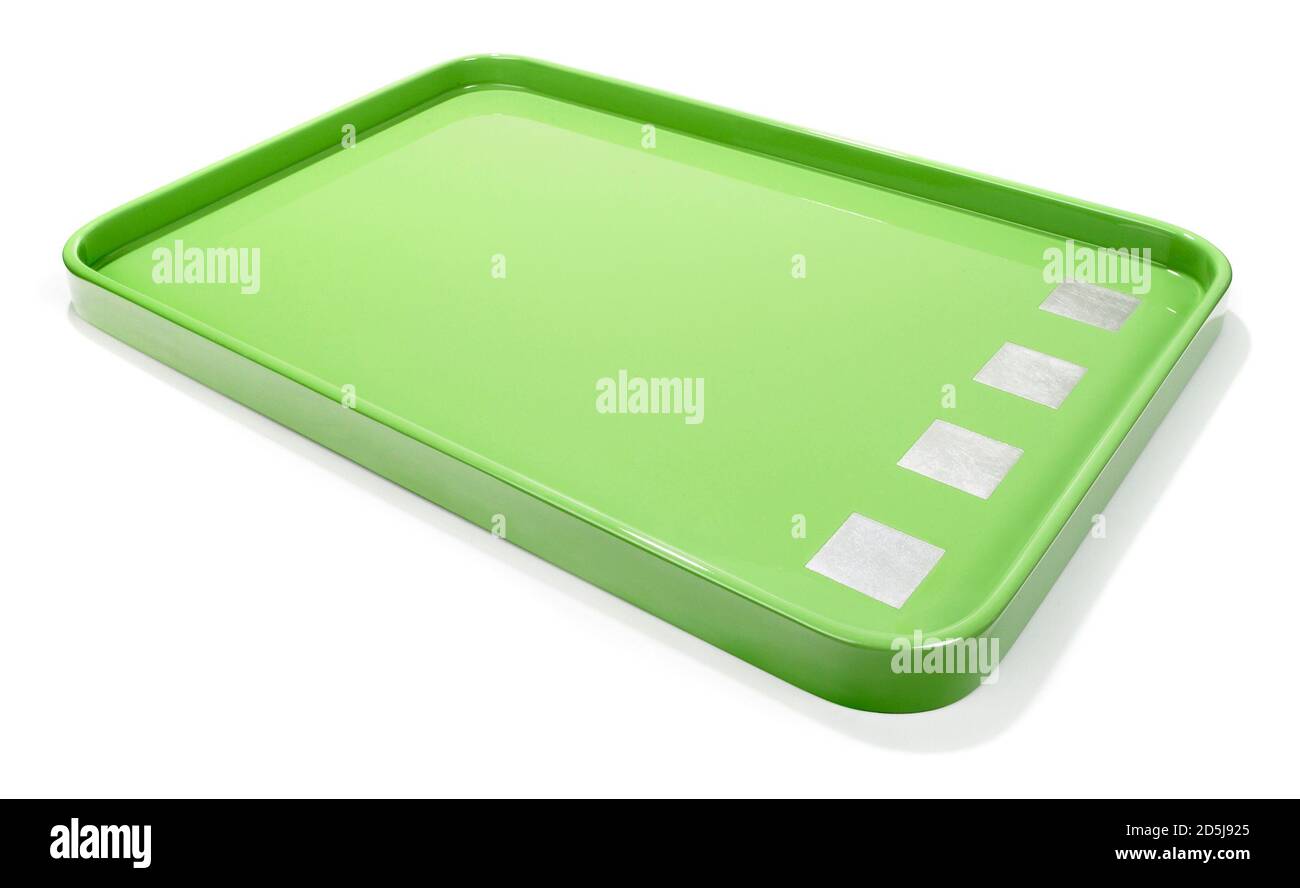 Vassoio da pranzo verde luminoso con accenti quadrati bianchi fotografati uno sfondo bianco Foto Stock