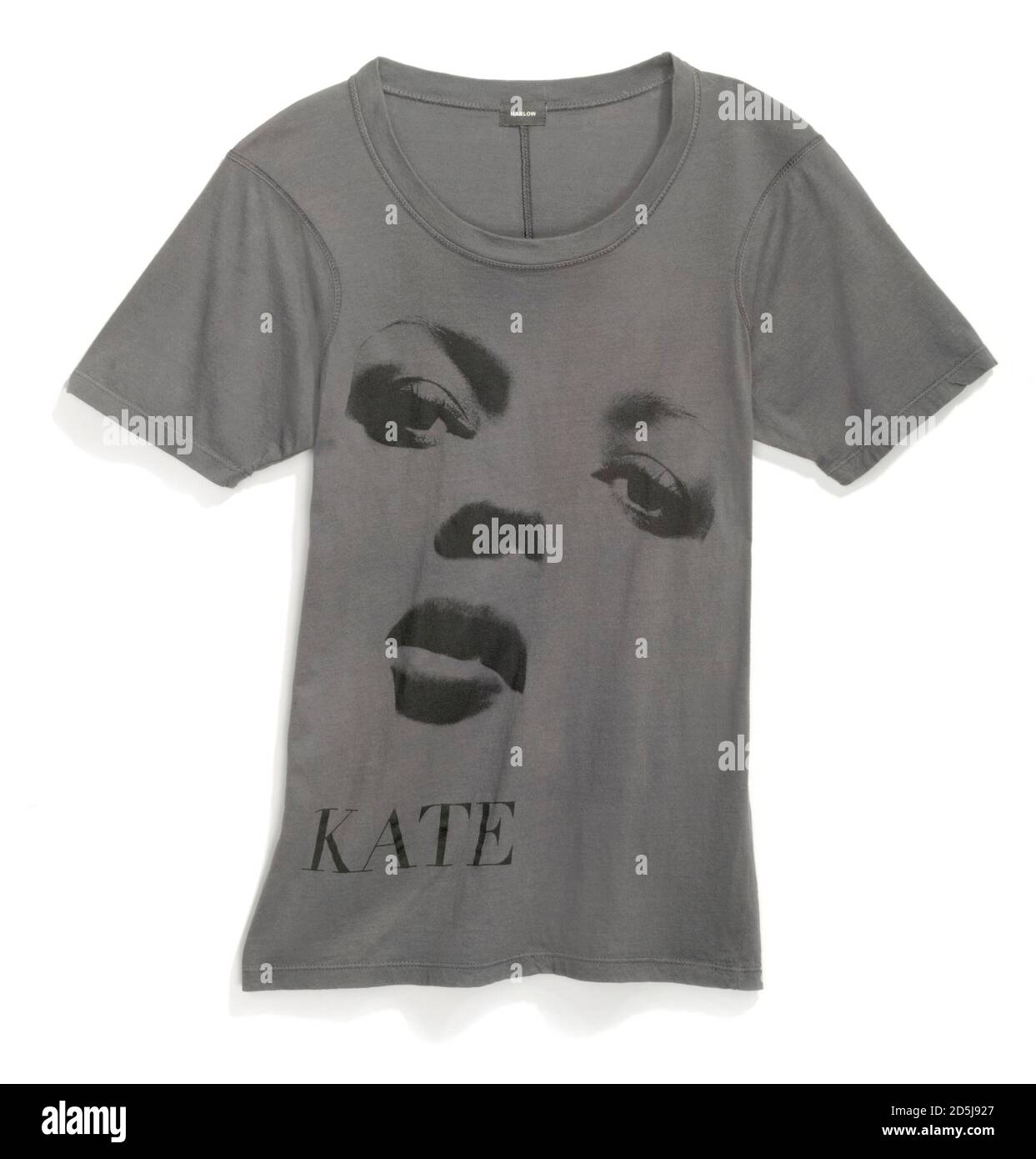 T-shirt grigia con collo a paletta e volto stampato su schermo fotografato su sfondo bianco Foto Stock