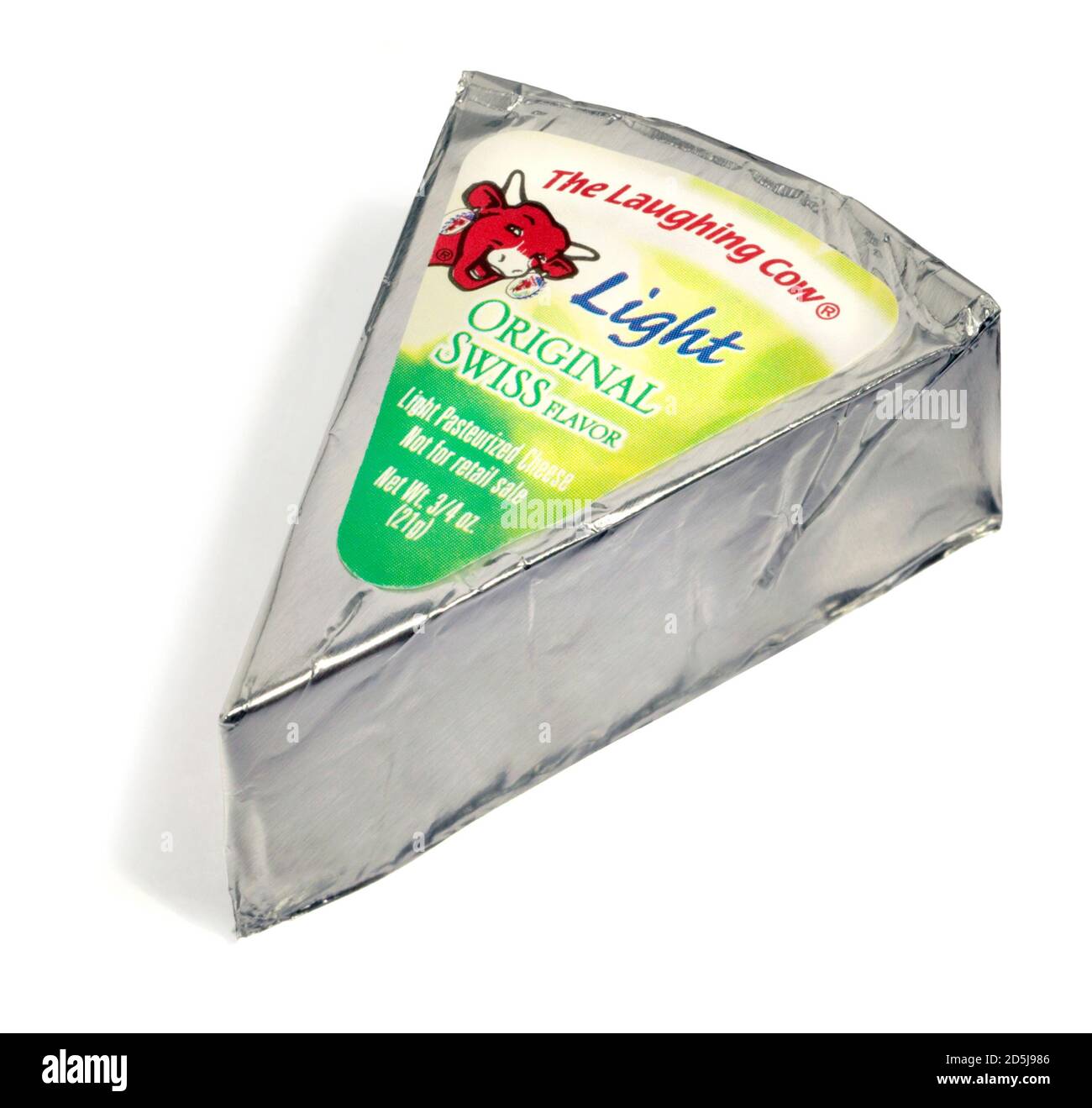 Un cuneo di formaggio Laughing Cow confezionato singolarmente fotografato su un sfondo bianco Foto Stock