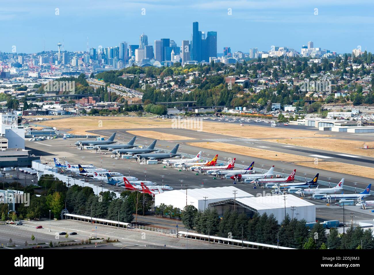Line up di Boeing 737 MAX al Boeing Field / King County International Airport con skyline di Seattle dietro. Più aeromobili Boeing negli Stati Uniti. Foto Stock