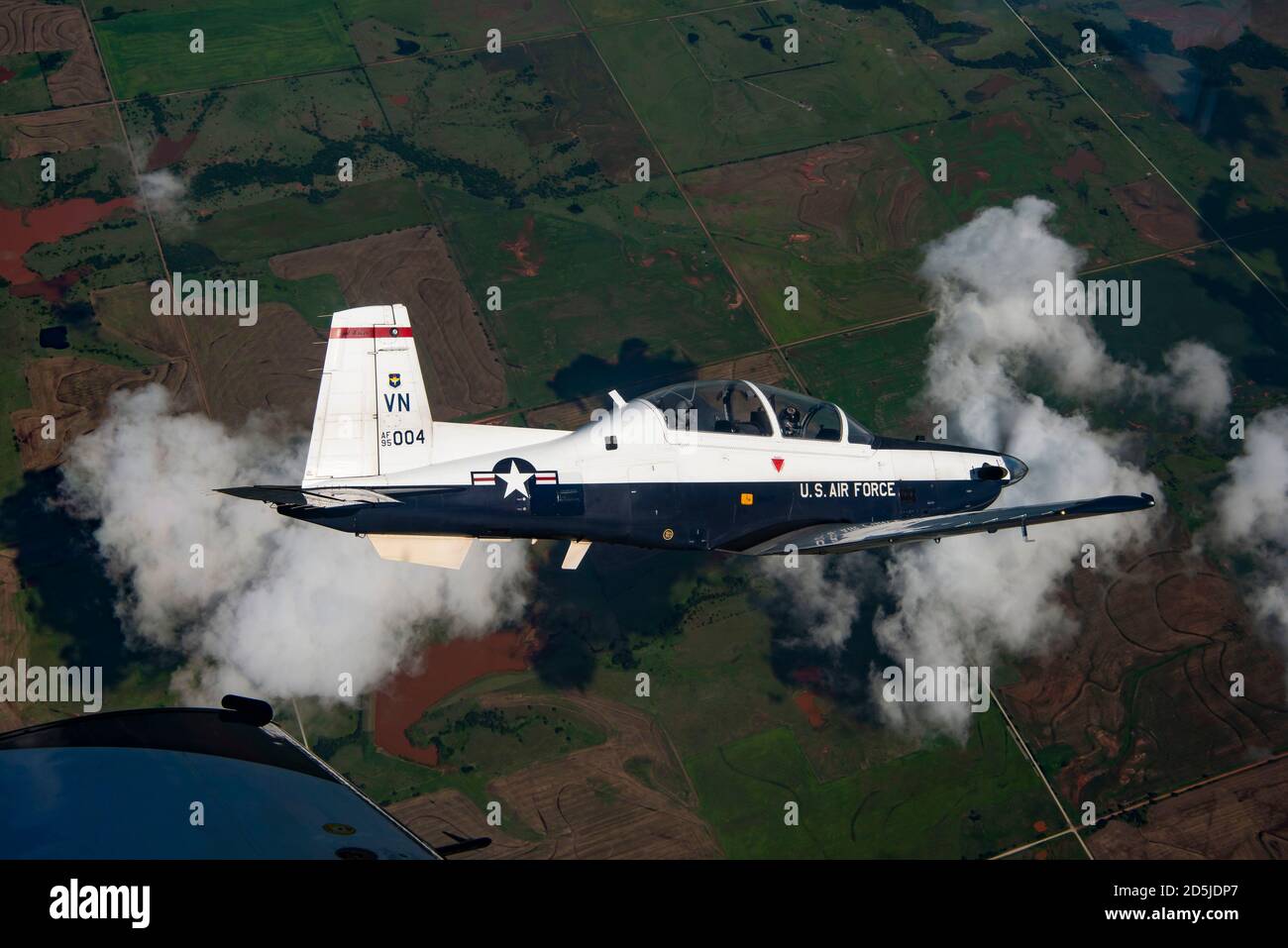 Piloti istruttori della 8° formazione Flying Training Squadron pratica volo 21 luglio 2020, nel cielo sopra Oklahoma. I piloti istruttori conducono regolarmente la formazione continua per mantenere la loro valutazione dell'istruttore. (STATI UNITI Foto Air Force di Senior Airman Taylor Crul) Foto Stock