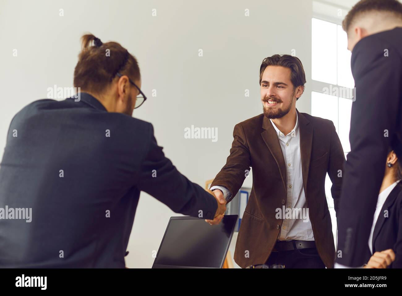 L'uomo d'affari stringe le mani con un nuovo membro del team e si congratula con il partner per l'accordo di successo. Foto Stock