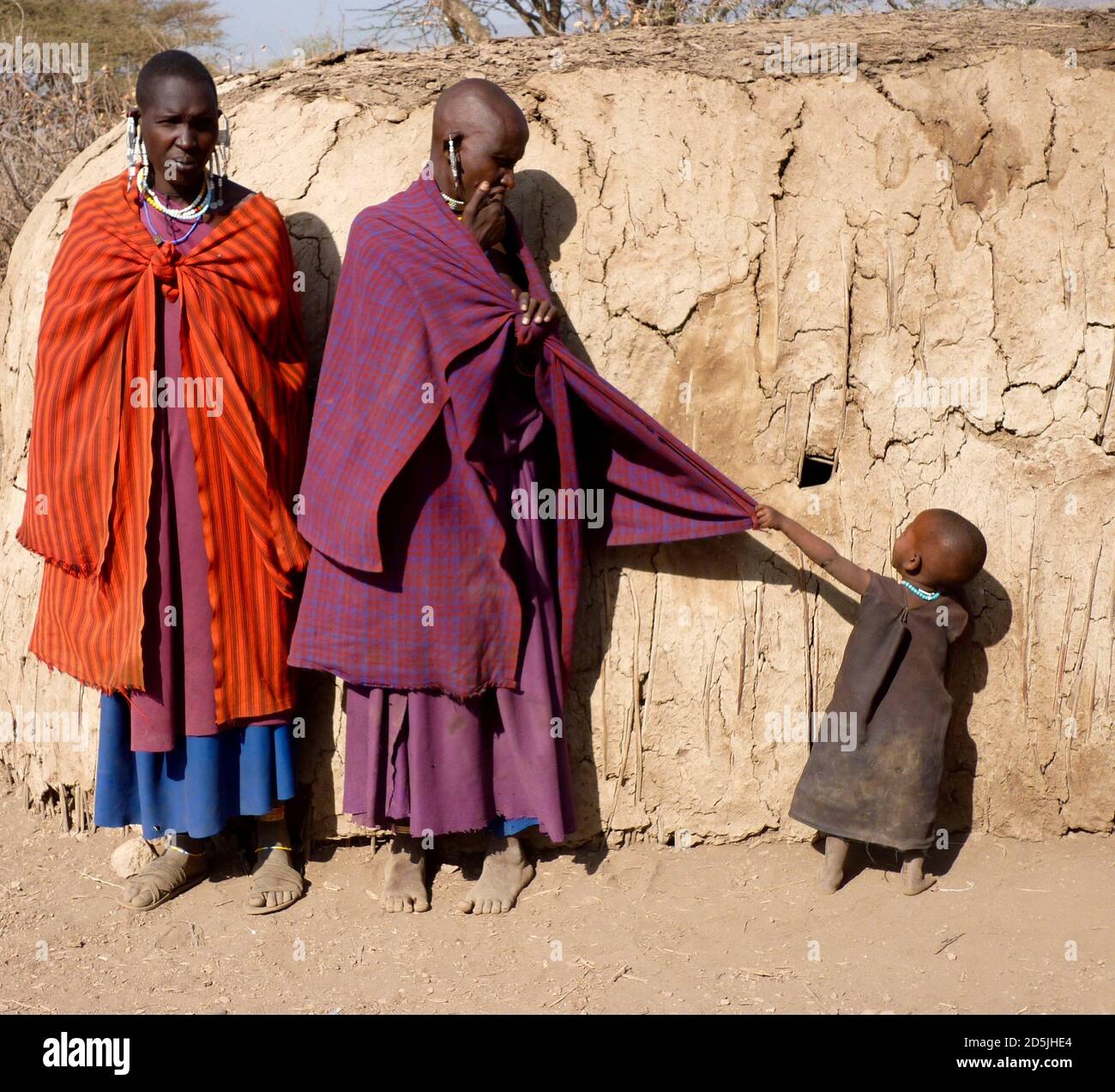 Masai mamma e papà con il bambino impaziente Foto Stock