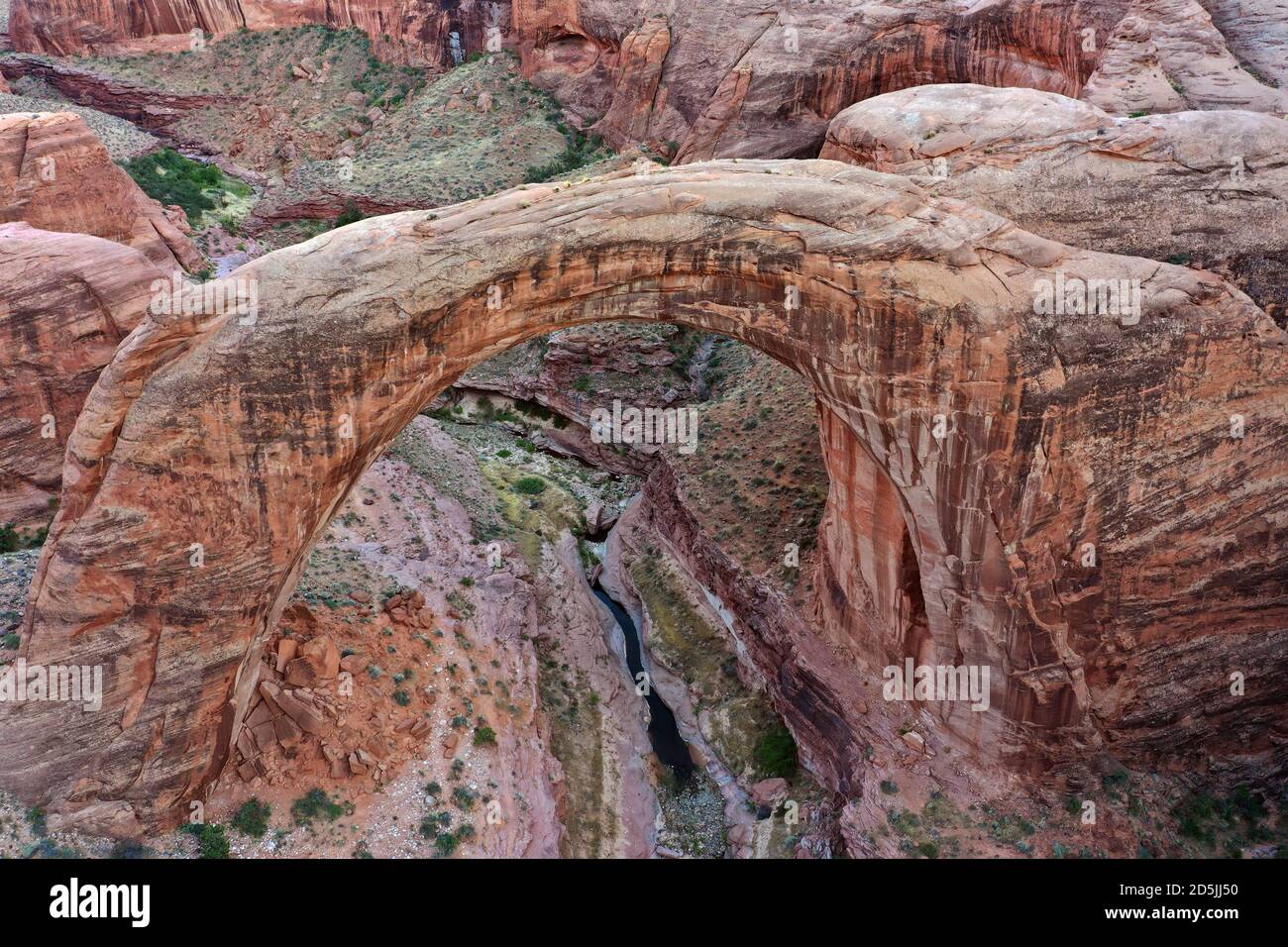 Lago Powell, Arizona, Stati Uniti. 13 Agosto 2020. L'arco naturale di roccia del Rainbow Bridge National Monument. Il lago Powell è un lago artificiale situato sul fiume Colorado, nell'area ricreativa nazionale di Glen Canyon, a cavallo di due stati occidentali, lo Utah e l'Arizona. E' un importante luogo di vacanza, che si estende dall'inizio del Grand Canyon in Arizona allo Utah meridionale, la Glen Canyon National Recreation Area è circondata da vedute panoramiche, geologia unica e 10,000 anni di storia umana. Le attività includono nautica da diporto, pesca, escursioni. Lago Powell, è il secondo lago artificiale più grande degli Stati Uniti, e io Foto Stock