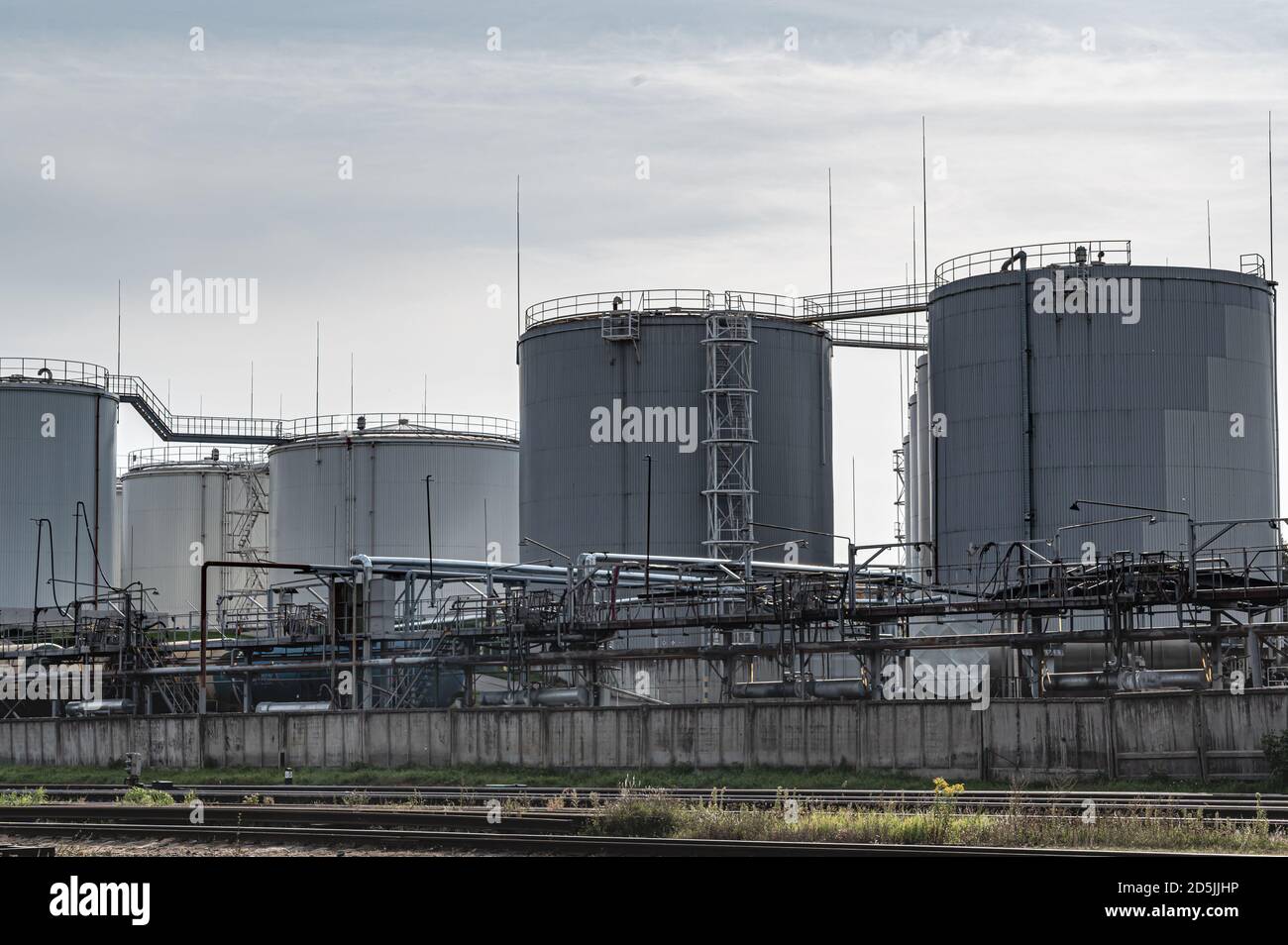 serbatoi di stoccaggio del carburante. Capacità alla moderna impresa industriale. Scena industriale. Foto Stock