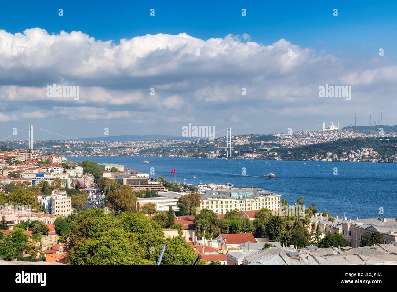 Skyline di Istanbul con il ponte sul Bosforo al giorno di sole, Turchia Foto Stock