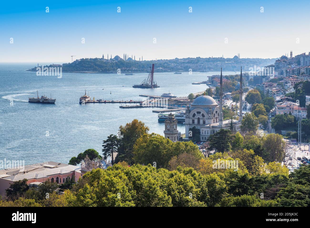 Skyline di Istanbul sulla costa del Bosforo in un giorno di sole, Turchia Foto Stock
