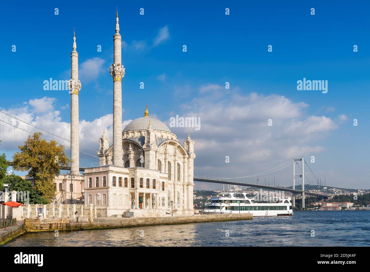 La moschea di Ortakoy e il ponte sul Bosforo a Istanbul, Turchia Foto Stock