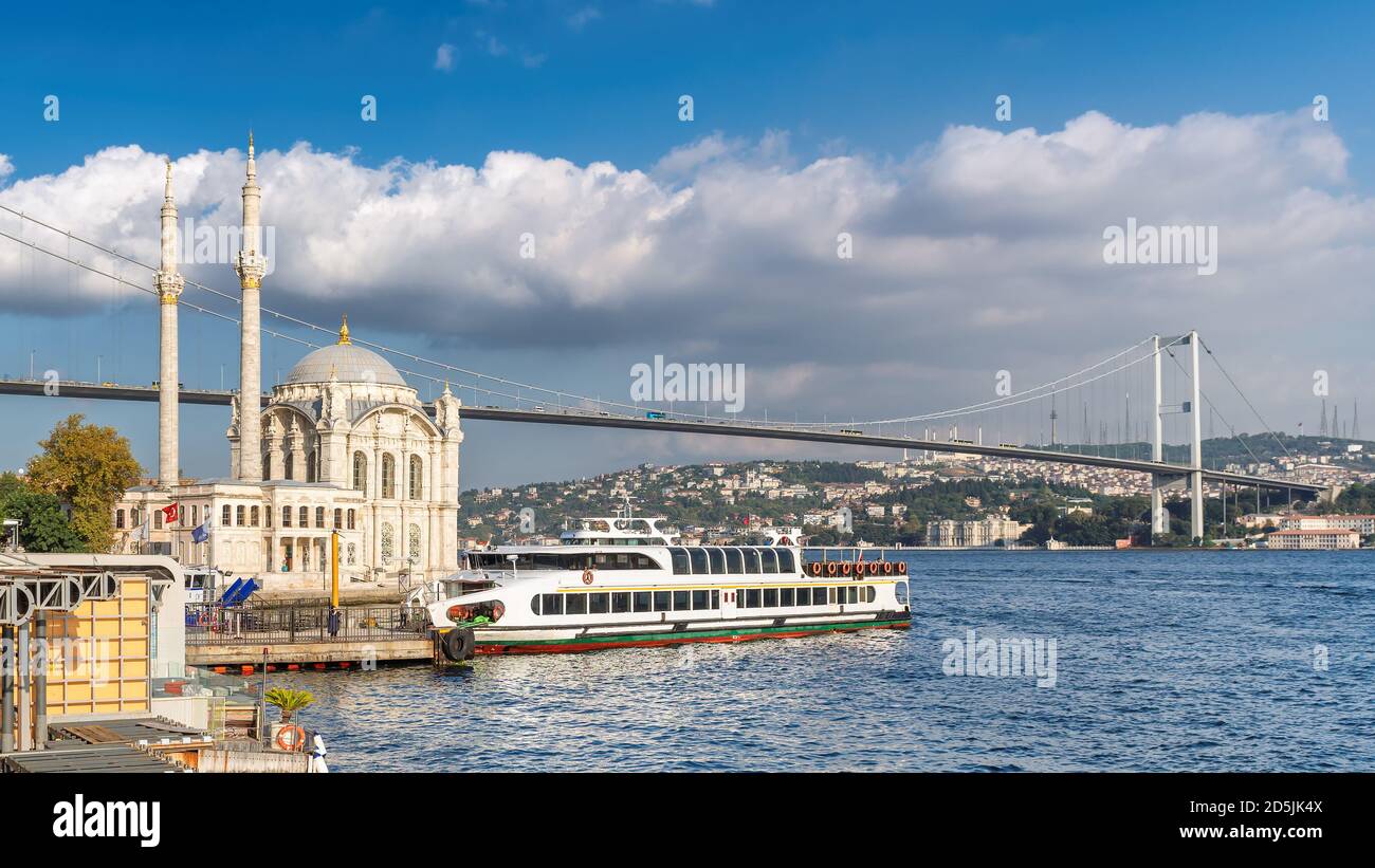 Panorama del Bosforo, della moschea di Ortakoy e del ponte del Bosforo a Istanbul, Turchia Foto Stock