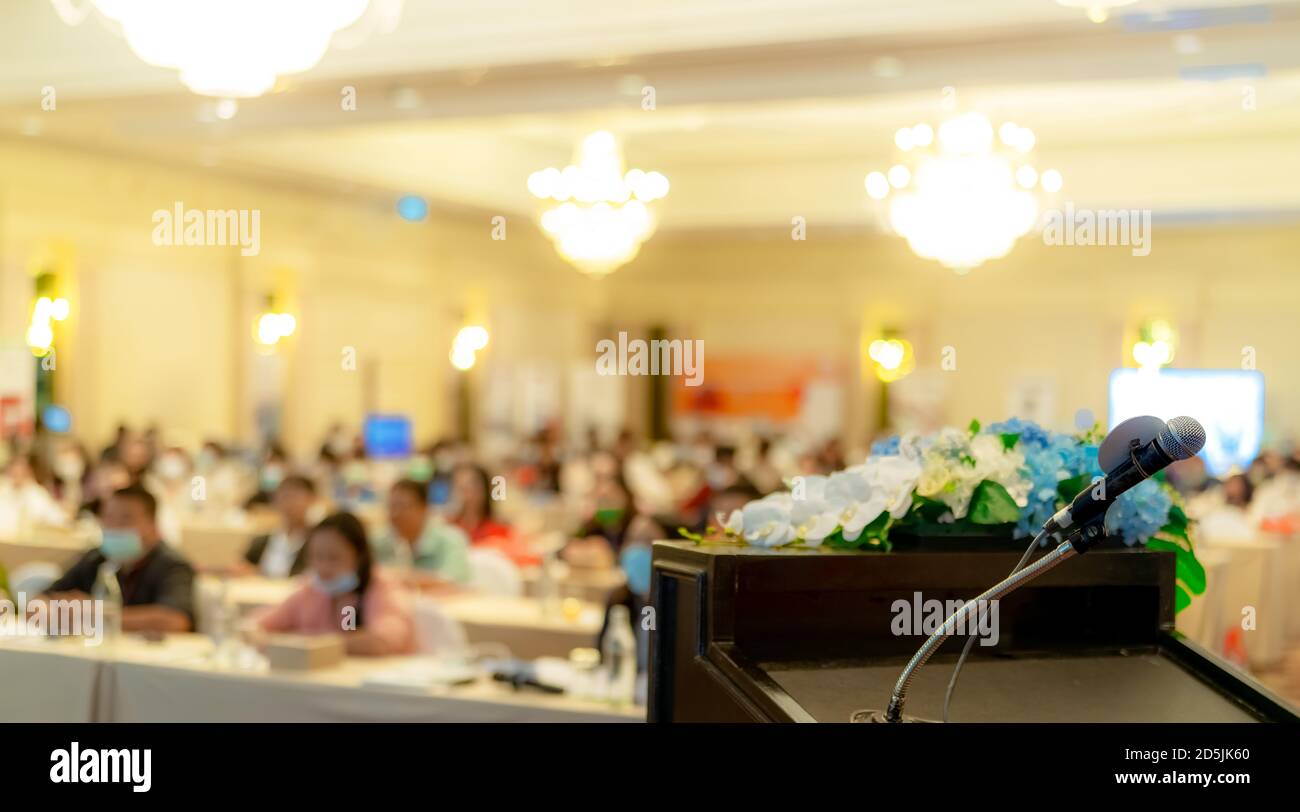 Microfono sul palco del podio per parlare in pubblico o parlare in sala conferenze. Microfono per altoparlante sul palco dell'evento. Riunione e presentazione in s. Foto Stock