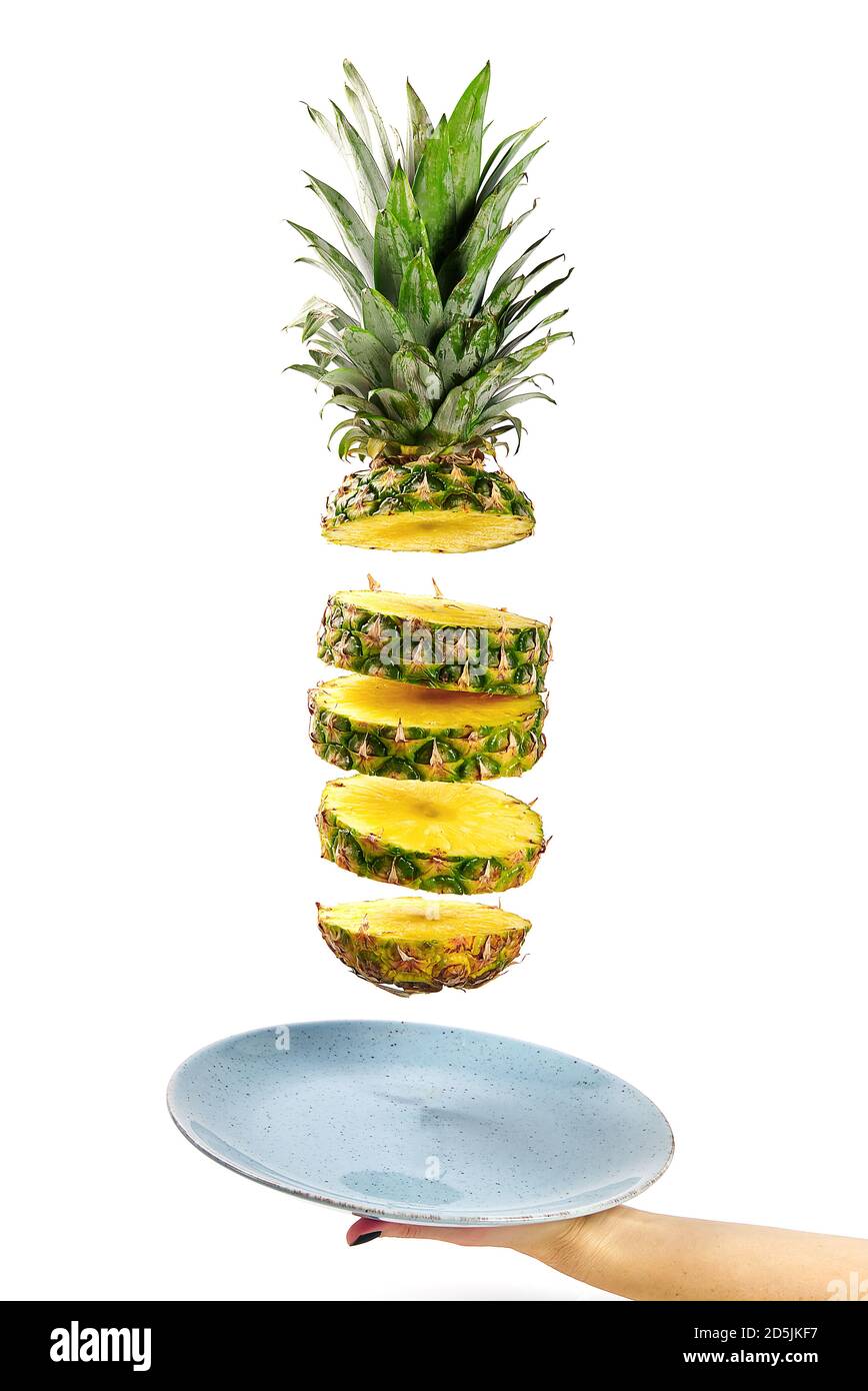 Ananas fresco. Ananas affettato, levita nell'aria. Concetto di umore estivo su sfondo bianco, isolare. Frutta tropicale. Foto Stock