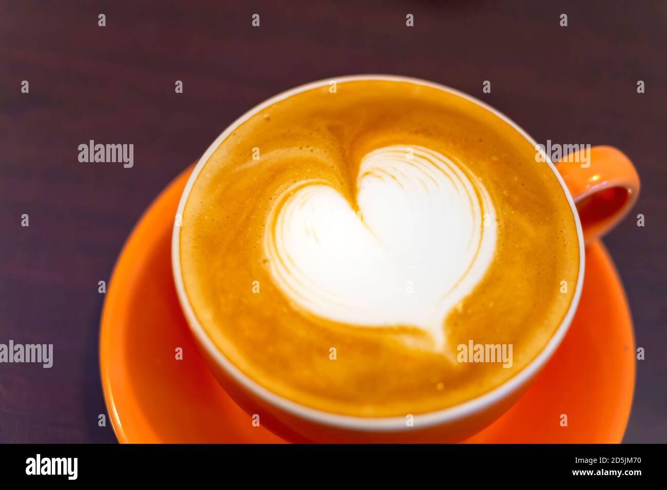 Primo piano di un caffè latte art a forma di cuore a Taipei, Taiwan Foto Stock