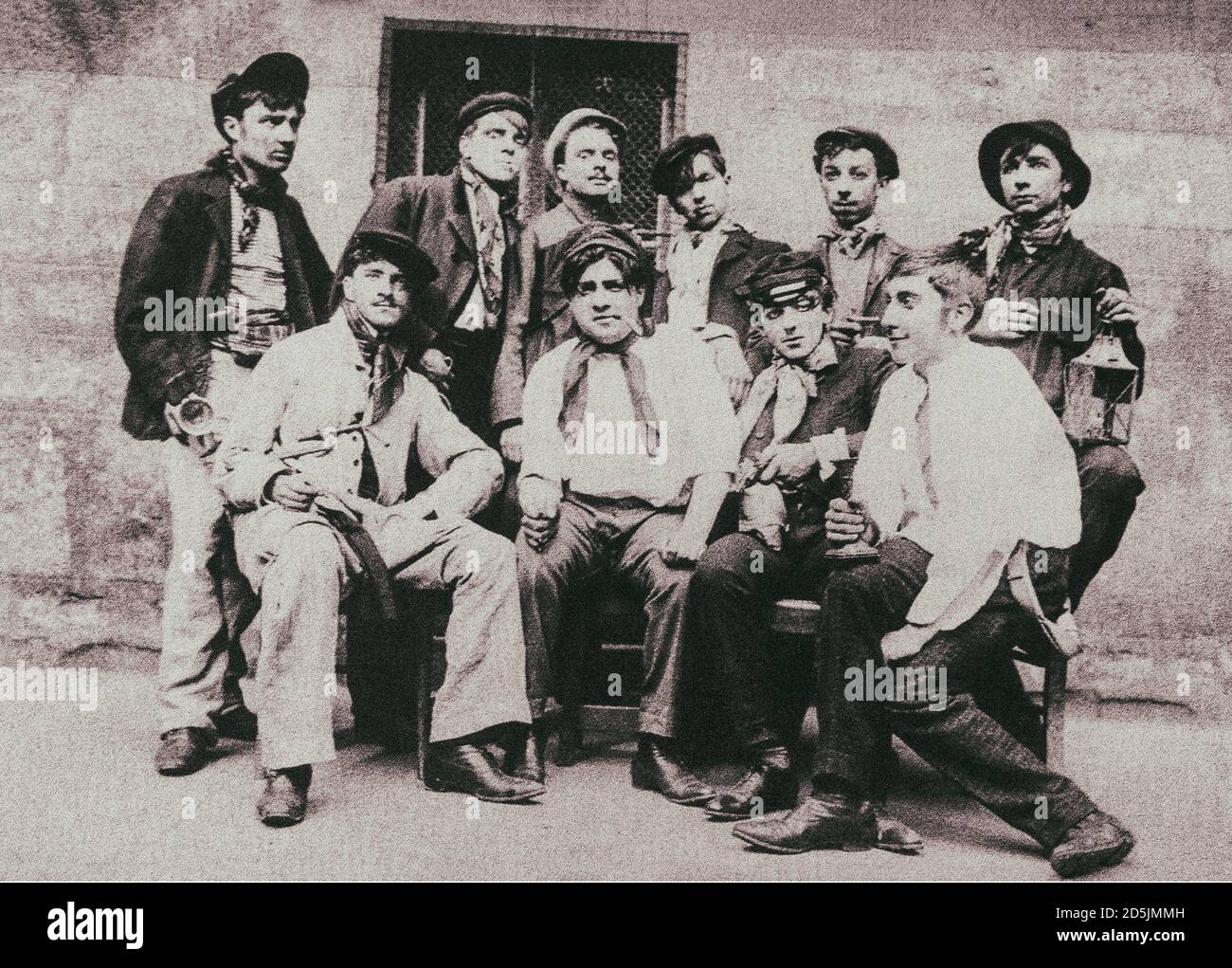 Foto retrò di la Belle Epoque. Una banda di Apaches. Les Apaches era una violenta sottocultura criminale parigina della Belle Epoque degli inizi del XX secolo Foto Stock