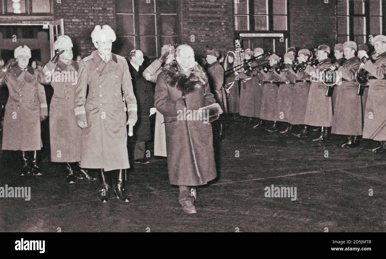 Il Presidente della Finlandia Kyuosti Kallio con il Field Marshal Carl Gustav Emil Mannerheim alla stazione ferroviaria di Helsinki il 19 dicembre 1940. Dietro il Foto Stock