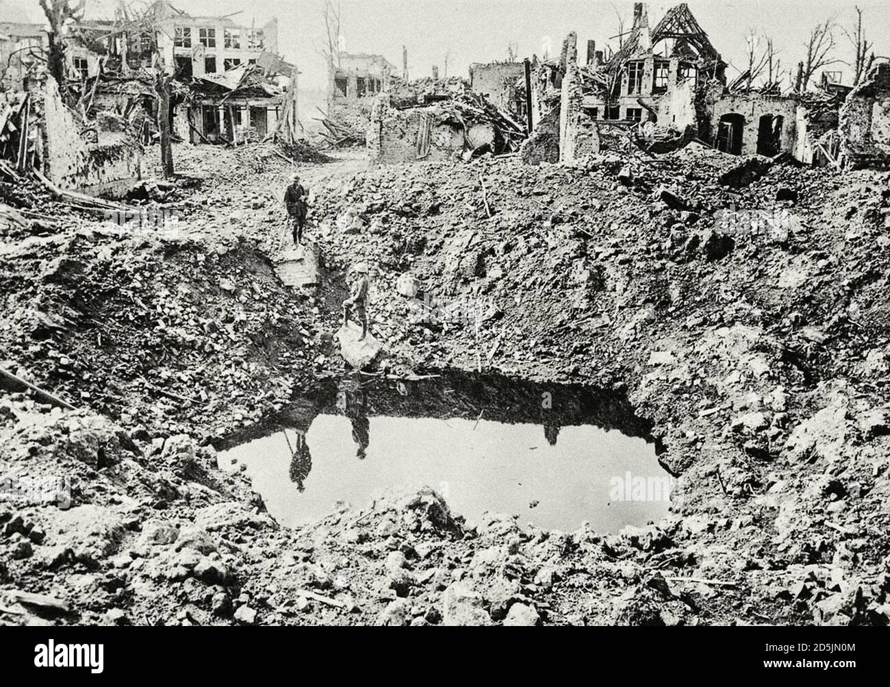 Un gigantesco cratere a conchiglia, a 75 metri di circonferenza, Ypres, Belgio, ottobre 1917. Foto Stock