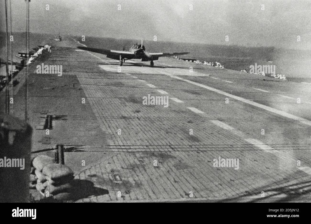 Il bombardiere giapponese Nakajima B5N basato su vettore siluro atterra Il ponte della portaerei Sekaku dell'Imperiale Navy durante le operazioni nel Foto Stock