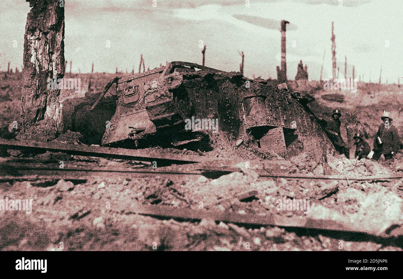 British MkIV "Bear" Tank, abbandonato dopo la battaglia nei pressi di Inverness Copse, il 22 agosto 1917. Foto Stock