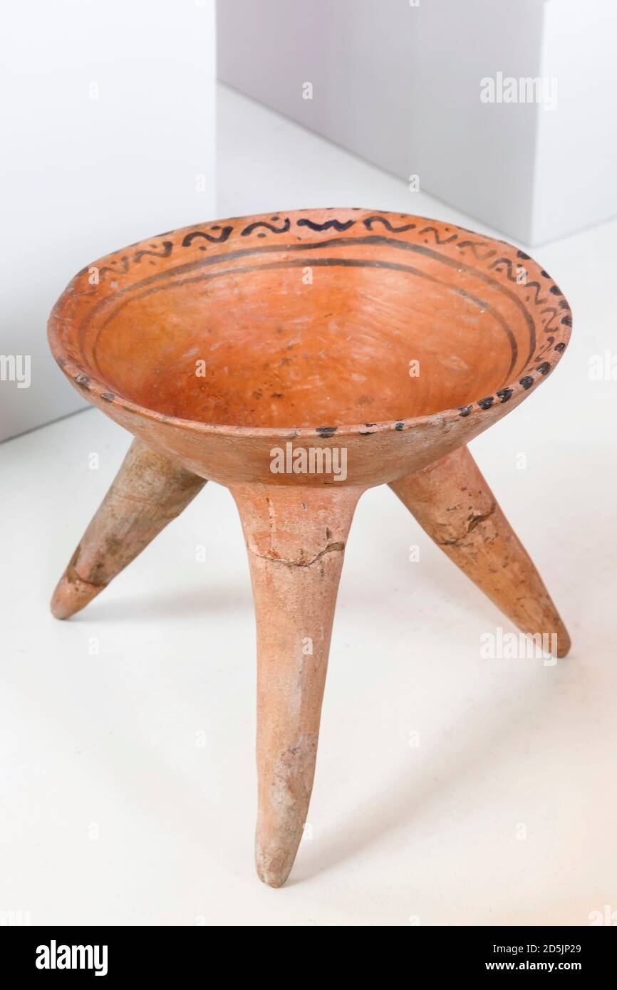 Tripode pot da Cajamarca, presso la mostra del chiostro, 'Museo Nazionale di Archeologia, Antropologia e Storia del Perù', Lima, Perù, Sud America Foto Stock