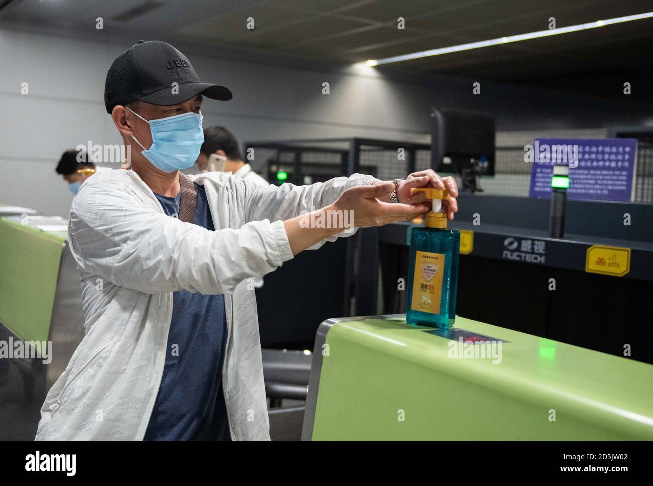 (201014) -- CHANGSHA, 14 ottobre 2020 (Xinhua) -- UN passeggero del volo CZ6043 sanitizza le mani all'aeroporto internazionale Changsha Huanghua di Changsha, capitale della provincia di Hunan della Cina centrale, 13 ottobre 2020. La China Southern Airlines ha ripreso il suo volo Changsha-Nairobi mercoledì mattina, che è la prima rotta intercontinentale regolare ripresa dopo la pandemia COVID-19 nella provincia di Hunan della Cina centrale. (Xinhua/Chen Sihan) Foto Stock