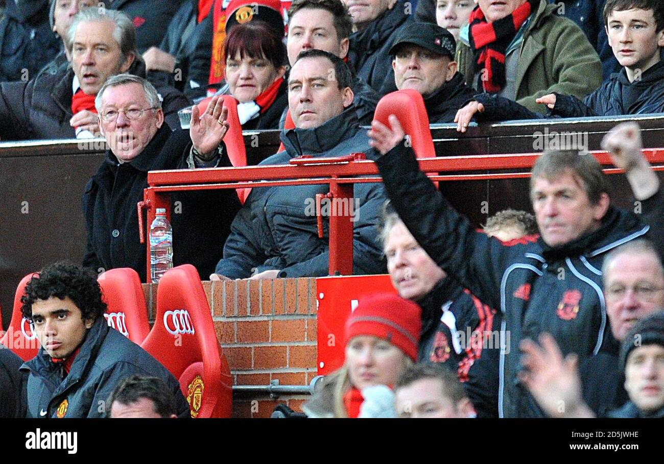 Il manager del Manchester United Alex Ferguson (a sinistra) e il manager del Liverpool Kenny Dalglish (a destra) guarda l'azione dalla panchina Foto Stock