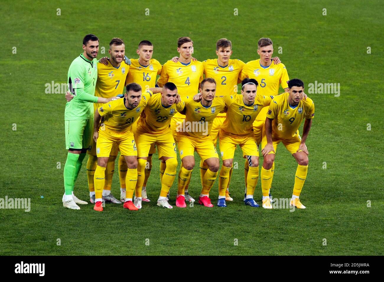 Non esclusivo: I giocatori della nazionale di calcio ucraino posano per una foto prima della partita della UEFA Nations League contro la squadra spagnola al NS Foto Stock