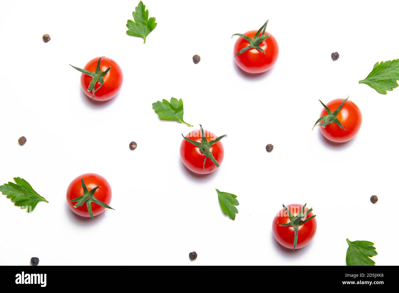 Pomodori ciliegini su fondo bianco . Verdure di fondo. Spazio di copia. Pomodori piccoli. Articolo su pomodori. Decorazione Foto Stock