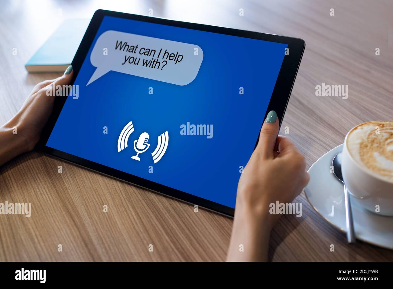 Assistente vocale sullo schermo del dispositivo. La tecnologia di Internet e digitale il concetto di marketing Foto Stock