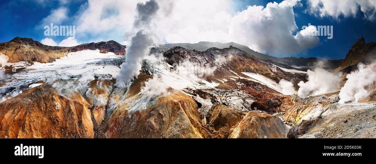 Cratere vulcanico attivo, vulcano Mutnovsky, Kamchatka Foto Stock