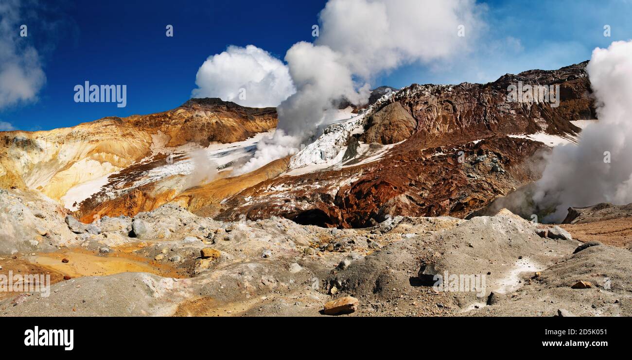 Cratere vulcanico attivo, vulcano Mutnovsky, Kamchatka Foto Stock